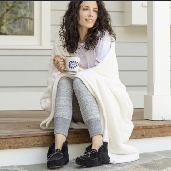 ❎SOLD UGG Alena Moccasin Black Slippers Sheepskin - Picture 8 of 8